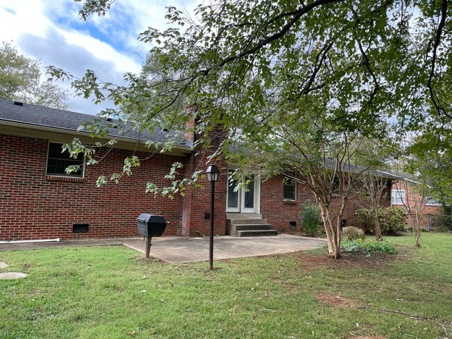 Photo - Large Family Home!!