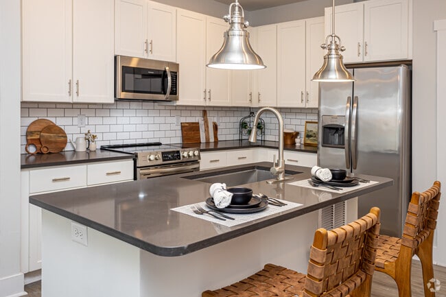 1BR, 1BA - 736SF