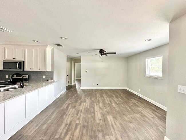 Building Photo - Pecan St. (LEASE UP ONLY) Unit 7