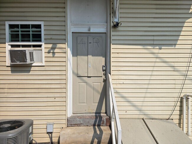 Photo - 254 Locust St Unidad Apt. 4 Rear