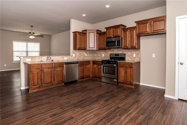 Photo - 4 bedroom 2.5 bath in Lowell-south of Promanade
