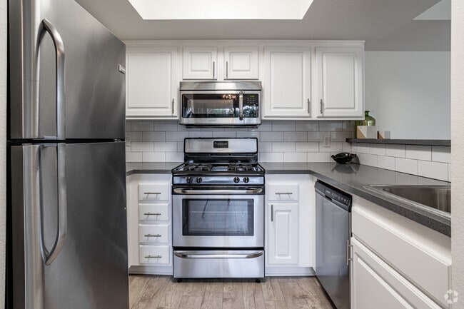 2BR, 2BA - 880SF - Kitchen