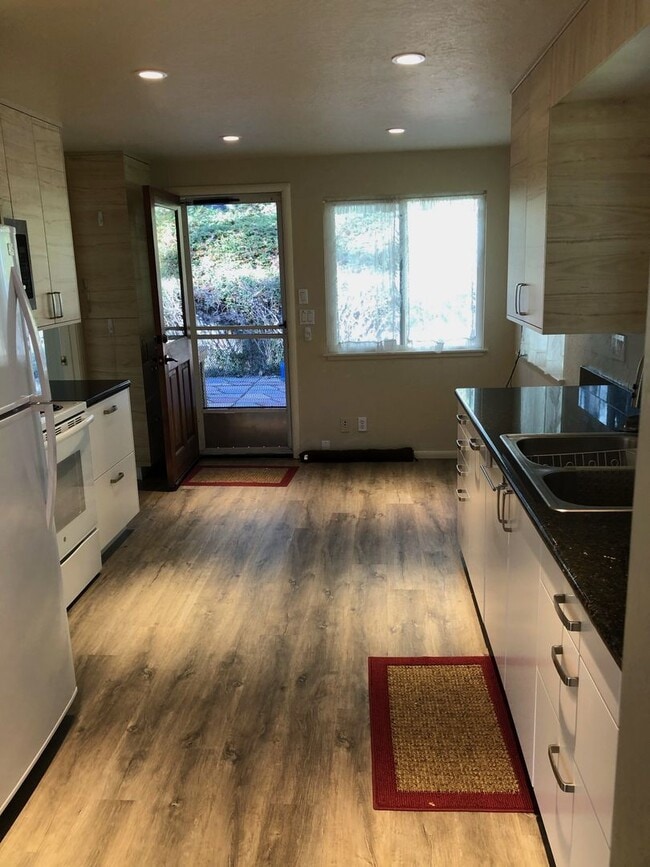 Photo - 2 Bedroom cottage,  quiet rural setting Unit Main House