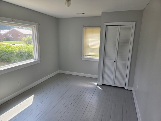 Photo - 2037 Steiner Ave
