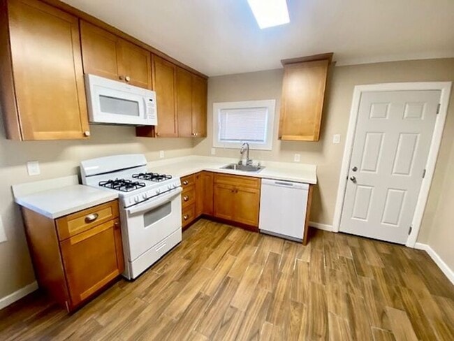 Building Photo - Beautifully Updated 2 Bed 1 Bath unit in R... Rental
