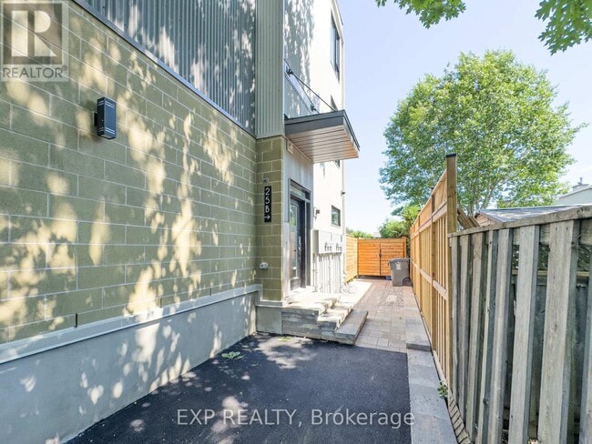 Photo - 25 Fair Oaks Crescent