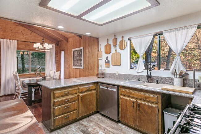 Photo - 729 Rhine Rd