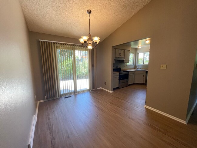 Photo - 4425 Hollyhock St