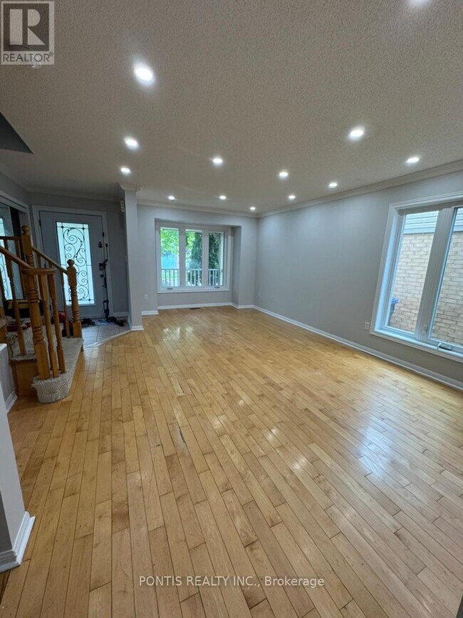 Photo - 72 Rowland St