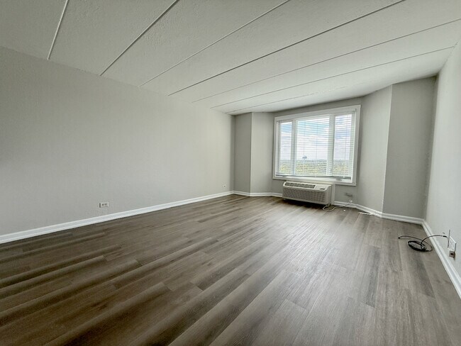 Photo - 1 Renaissance Pl Unit 906