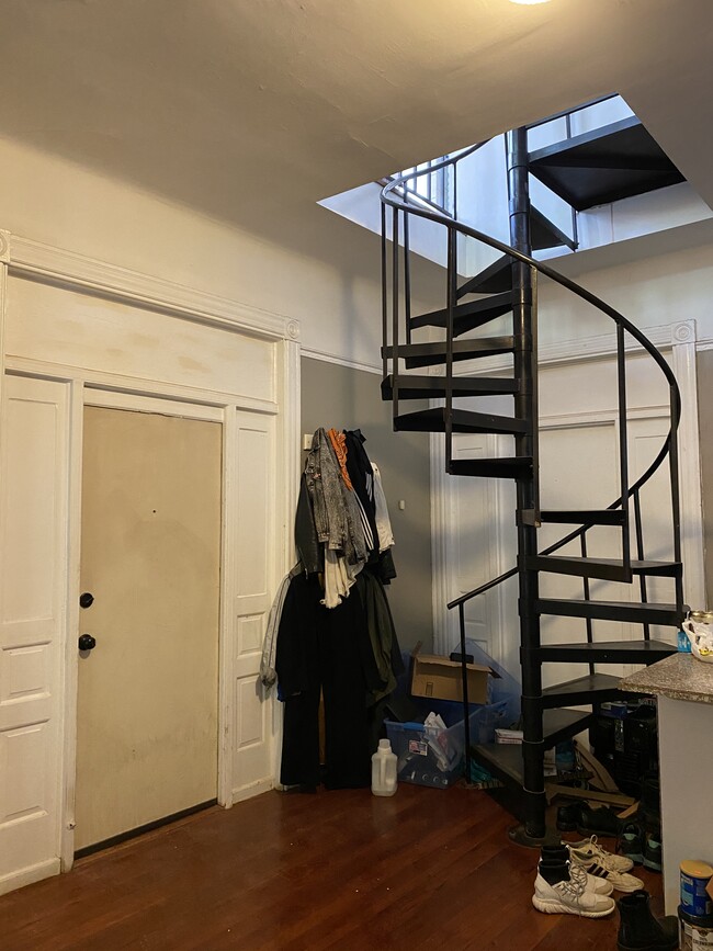 Building Photo - 4521 Chester Ave Unit 2