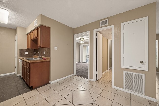 Building Photo - 1500 Bay Area Blvd Unit 208