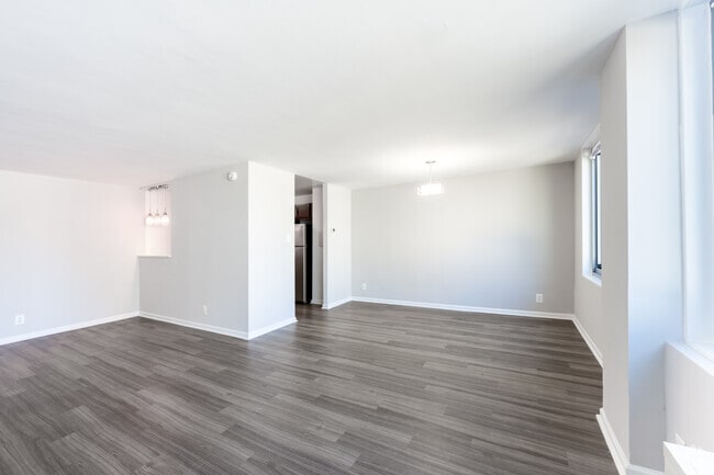 1BR, 1BA - 741SF - Living Room 2