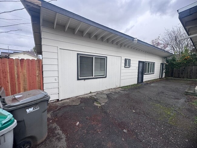 Building Photo - New Flooring & Paint!