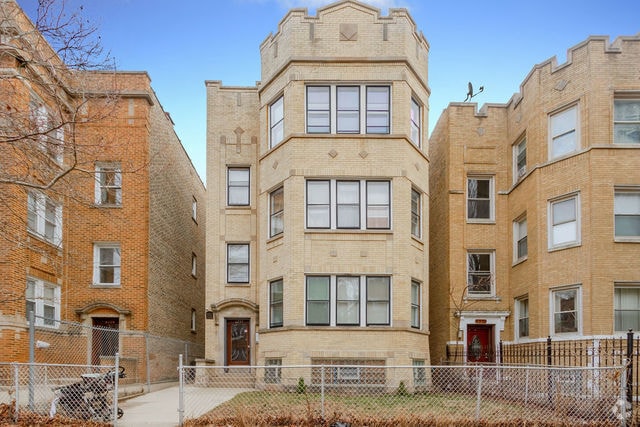 Building Photo - 6235 N Claremont Ave Unit 3 Rental