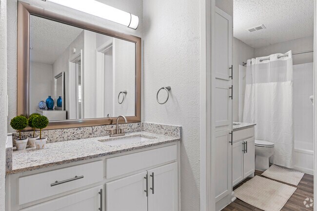 2HAB, 1BA - 1062SF - Baño - AMP @ The Grid