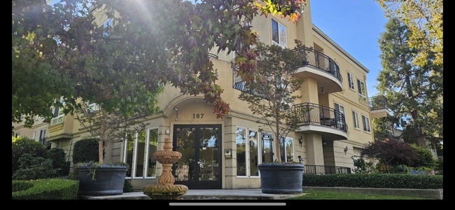 Photo - 107 El Camino Real Unidad #204