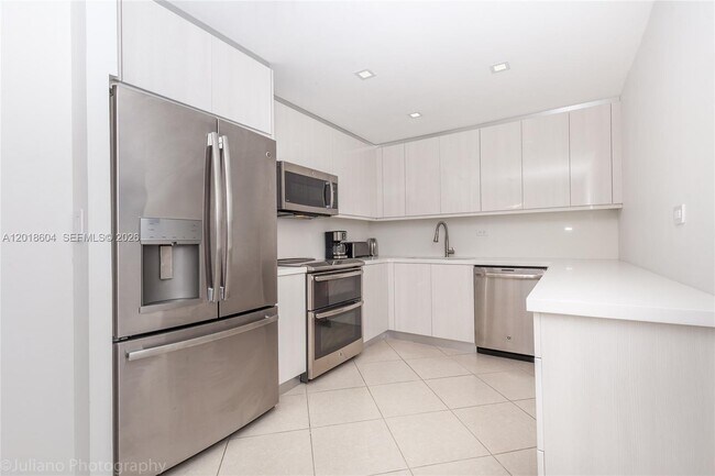 Photo - 5555 Collins Ave Unit 9U