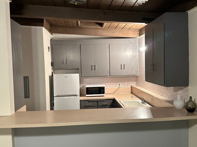 cocina completa - 1011 2nd St Unidad Studio- Utilities Paid