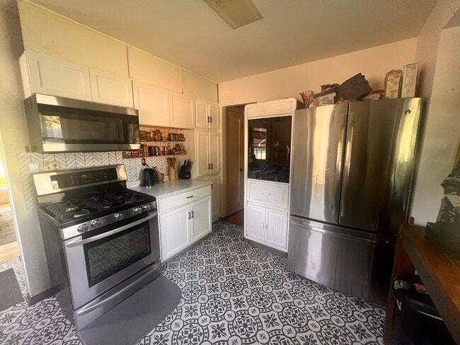 Photo - 2949 York Ave N