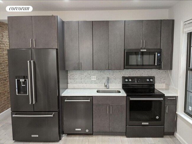 Photo - 582 E 28th St