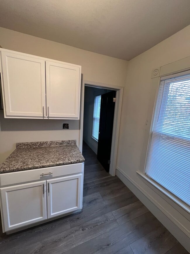 Building Photo - 673-675 Park Ave Unit 675 1/2 Park Ave