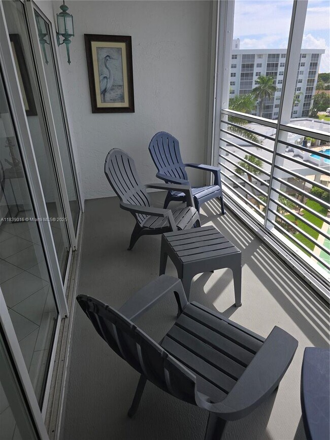 Photo - 2731 NE 14th Street Causeway Unidad 636