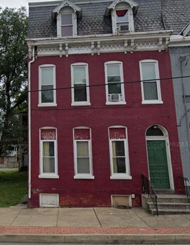Building Photo - 143 S Queen St Unit 3