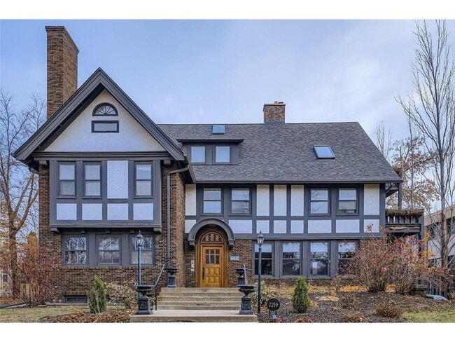 Building Photo - 2219 Pillsbury Ave