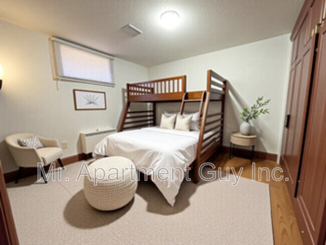 Photo - 484 E 25th St