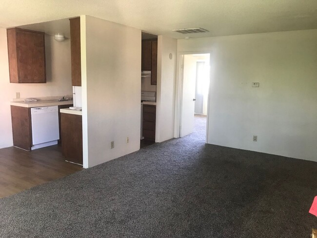 Building Photo - Close to shopping and schools in Hanford