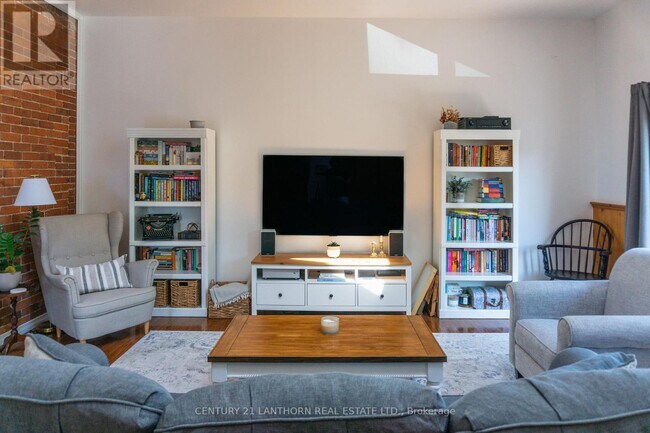 Photo - 128 Picton Main St