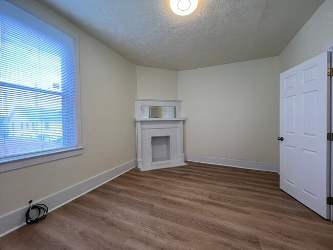 Photo - Updated 2 Bedroom apartment Unidad 336 1/2 E 12th Ave - 2nd FL Rear