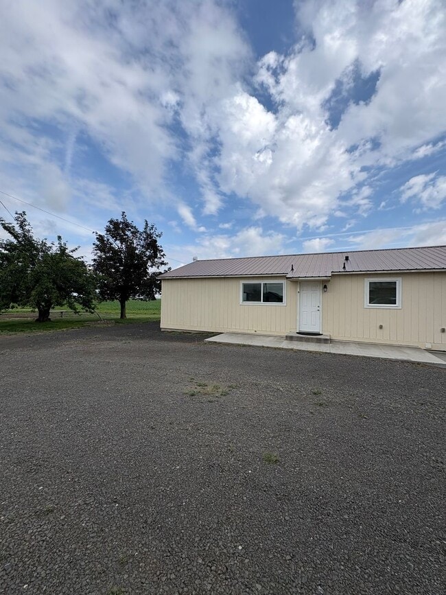 Building Photo - Quincy Country Living!