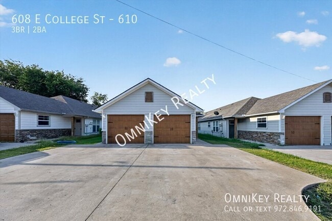 Building Photo - 608 E College St Unit 610