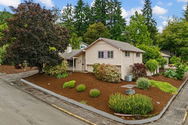 Building Photo - Four Bedroom Dream House