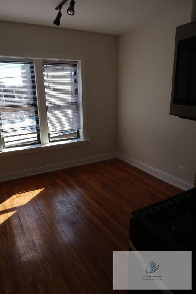 1700-1710 W Albion