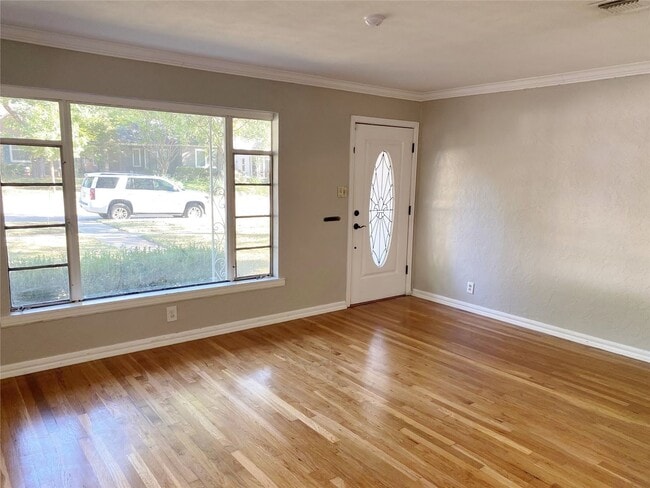 Photo - 3 BED/2BATH BUNGALOW IN ARLINGTON HEIGHTS!