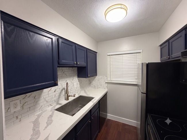 Building Photo - Beautifully Renovated 1BR Condo with In-Unit Washer/Dryer, Pool & Covered Parking! Pet Friendly! Unit 2015