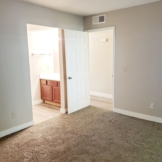 Photo - 1402 E Guadalupe Rd