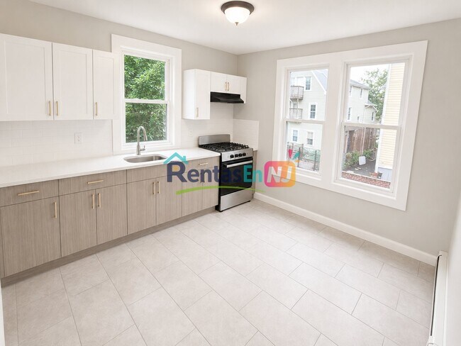 Building Photo - 27-29-29 N Munn Ave Unit 2B