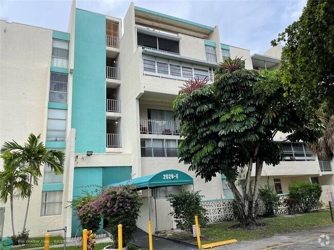 Building Photo - NEWPORT E309 Rental
