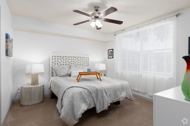 2BR, 2BA - 935SF