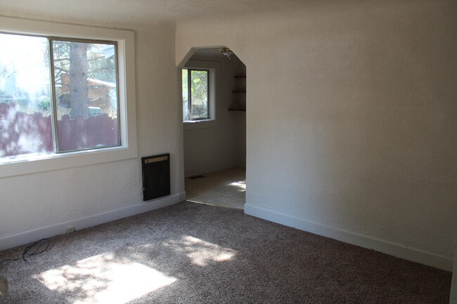 Building Photo - 1518 Siskiyou St