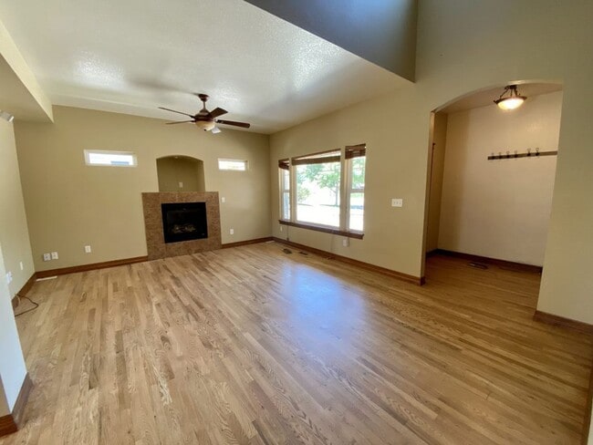 Photo - Spacious 4 bed 3.5 Bath in Maple Hill!