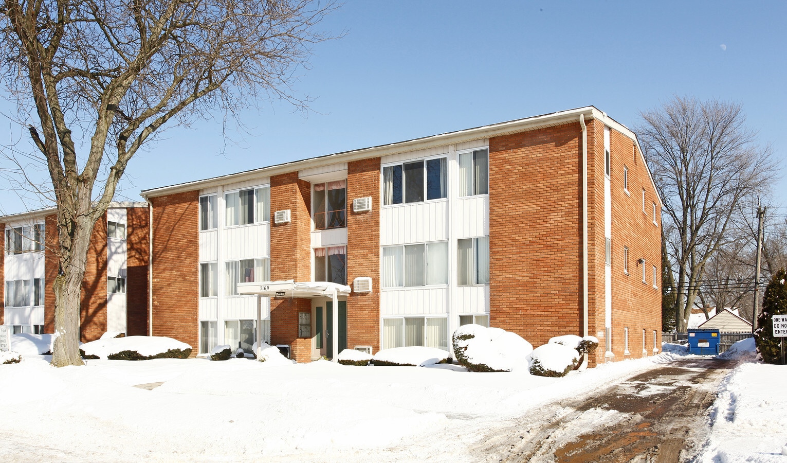 Royal Park Apartments - Royal Park Apartments