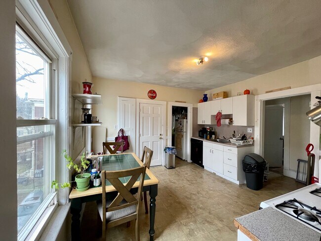 97 Kilsyth Rd Unit 3