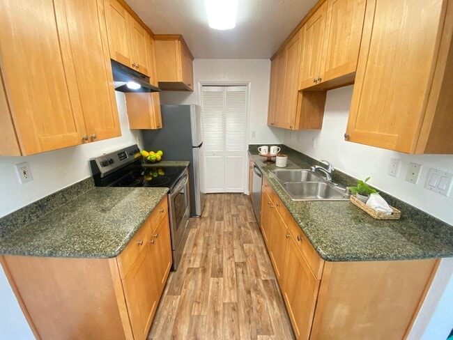 Building Photo - Advent - Top Floor Large, Bright & Spaciou...