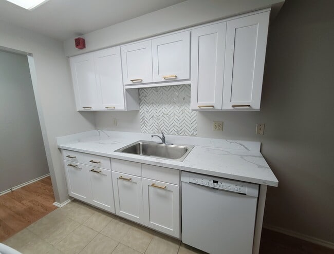 Building Photo - 11010 NE 68th St Unit 604