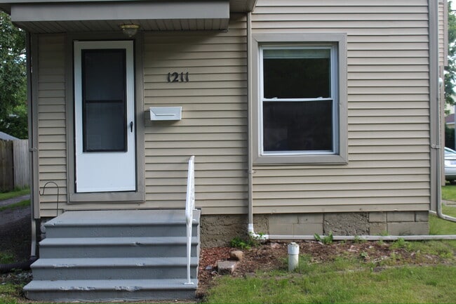 Photo - 1211 W Michigan Ave Unit 1211